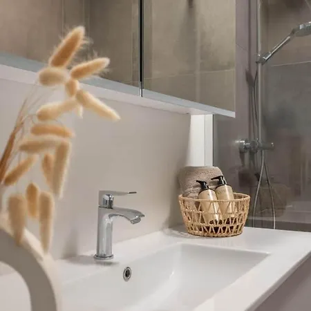 Modern Cozy - Prime Location Apartment *